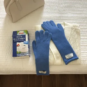 Blaue Strick-Touchscreen-Handschuhe, dicke warme Winter-Strickhandschuhe Detailansicht.