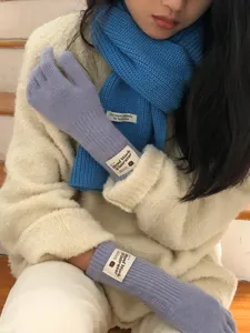 Detailansicht von Strickschal und Ärmeln, weiche Wollemischung und gemütlicher Winterstil.