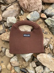 Braune geflochtene Damentasche, stylische Freizeithandtasche für Herbst und Winter im Alltag.
