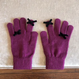 Süße fuchsia Strickhandschuhe mit schwarzen Samtschleifen, warme Fünffinger-Winterhandschuhe.