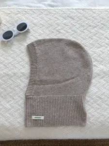 Cagoule tricotée beige 100% laine capuche hiver chaud couleur unie confortable élégant couvre-chef