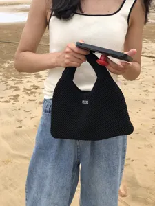 Minimalistische schwarze Strick-Handtasche für Damen, lässige gewebte Tasche für Alltag.