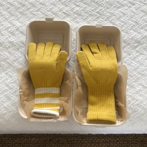 Gemütliche Strick-Touchscreen-Handschuhe in kreativer Box, warme Winter-Schüler-Accessoires.
