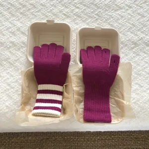 Detailansicht von stilvollen Damen Herbst und Winter Strick Touchscreen Handschuhen im Karton