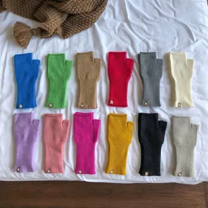 Nahaufnahmen von weichen Strick-Fingerlosen Handschuhen in verschiedenen bunten Unifarben.