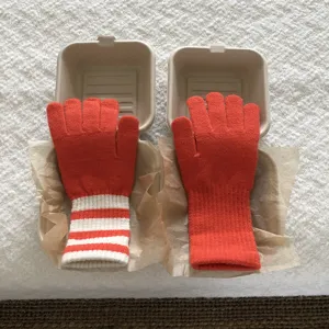 Nahaufnahme von süßen Winter-Strick-Fingerhandschuhen in Uni- und Streifen-Designs, warm.
