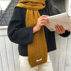 Senfgelber Strickschal fuer Damen, dicker warmer einfarbiger Wollschal, Modeltrageansicht.