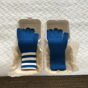 Gemütliche Strick-Touchscreen-Handschuhe mit süßem Streifendesign für kalte Wintertage.