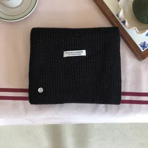 Einfarbiger Wollmischung Strickschal, kuscheliger schwarzer Winterschal Detailansicht.