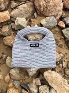 Graue Strick Knödel Handtasche Detail, stilvolle Damen Umhängetasche mit Markenetikett.