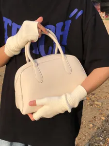 Detaillierte Ansicht kuscheliger Strick-Fingerless Handschuhe in Weiß für Herbst und warme Hände.