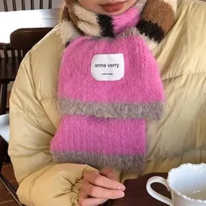 Vista dettagliata della sciarpa in peluche lavorata a maglia in stile coreano inverno.