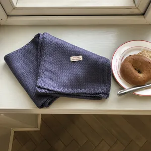 Gemütlicher Strickschal in Grau-Lila Detailansicht weiche Textur warmes Winteraccessoire