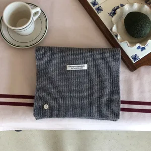 Minimalistischer grauer Strickschal für Damen, weiche Wollmischung gemütlicher warmer Winterschal.