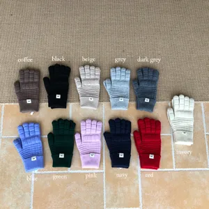 Detailansicht von Winter Strick Fünf-Finger Waffel-Handschuhen in vielen bunten Farben.