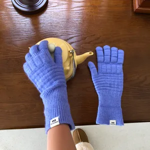 Detailansicht langer Strick Waffel Fünffinger Thermowolle Handschuhe für den Winter.