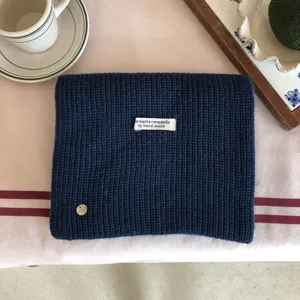 Detailansicht des dunkelblauen Wollmischgewebe-Schals, kuscheliges Winteraccessoire mit Etikett.