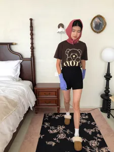 Detailaufnahme von kuscheligen langen Strickhandschuhen im Schlafzimmer, warm und schick.