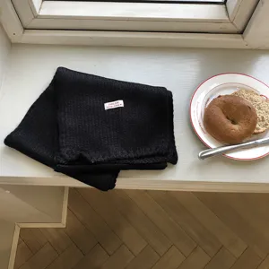 Gemütlicher einfarbiger schwarzer Strickschal für Damen, dicker und warmer Halswärmer.