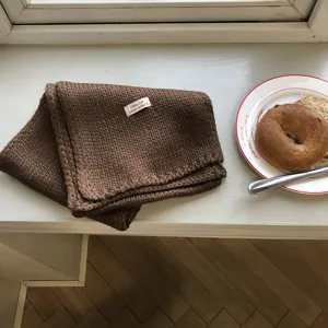 Gemütlicher brauner Winterschal für Damen, dicker warmer Strickschal für kalte Tage.