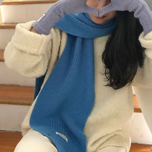 Klassischer einfarbiger Strickschal für Damen, kuscheliges Wintermode-Accessoire, stilvoll.