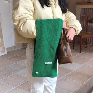 Grüne Strick Schalkrawatte aus Wollmischung für Damen, einfarbig, gemütlich und minimalistisch.