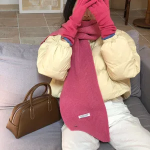 Rosa Strickschal für Damen, gemütlicher einfarbiger Winterschal mit passenden Armstulpen.