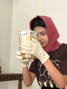 Detailaufnahme von kuscheligen Winter-Waffelstrick-Fingerhandschuhen in Cremeweiß, warm.
