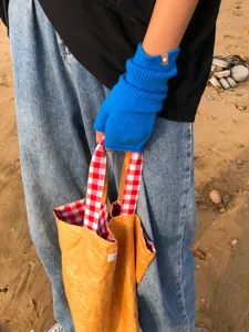 Strick fingerlose Handschuhe Detailaufnahme zeigt weiche blaue Wolle und gemütlichen Stil.