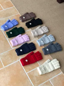 Strick Fünffinger Waffelmuster Handschuhe Detail, warme einfarbige Winter Wollhandschuhe.