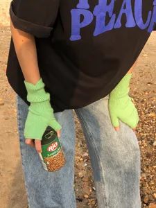 Detailansicht hellgrüner gestrickter fingerloser Handschuhe, Herbst Winter weiche Armwärmer.