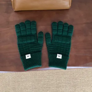 Dunkelgrüne Strick Waffelmuster Handschuhe Detail, warme Fünffinger Winterhandschuhe.