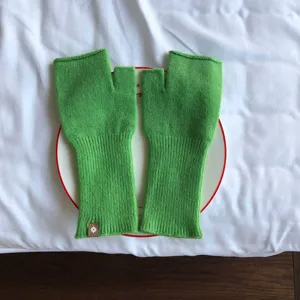Detailaufnahme von grünen Damen Winter Strick Halbfinger Handschuhen, warme Wollhandschuhe.