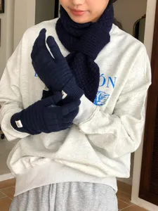 Gemütliche Strick-Waffelhandschuhe Detailaufnahme, warme Wollmischung Fünf-Finger Winter Accessoire.