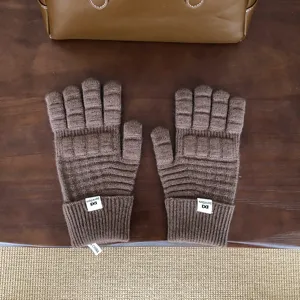 Strickhandschuhe Detailansicht, braune Waffelstruktur Wolle, warme Fünffinger-Passform, Winter.