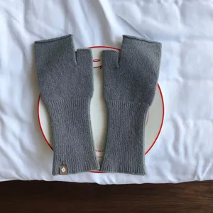 Gemütliche Strick fingerlose Handschuhe für Damen im eleganten einfarbigen Halbfingerstil.