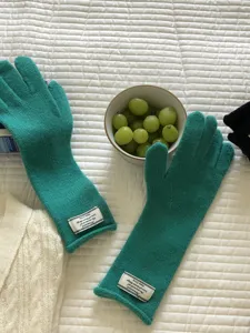 Detailansicht dicker warmer Strickhandschuhe in Türkis Unifarben für kalte Tage.