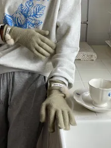 Damen Winter warme Strickhandschuhe süße einfarbige Plüschball Fünf Finger Touchscreen Handschuhe.