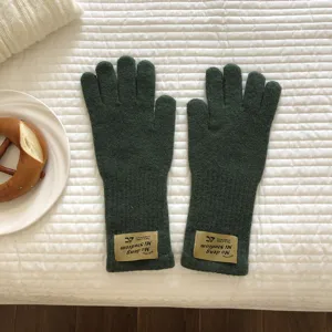 Dunkelgrüne Strick-Fünffinger-Handschuhe Winter warme Wollmischung Handschuhe Detail