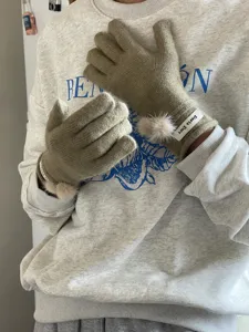 Gestreifte Touchscreen Handschuhe mit Pompom Winter warm einfarbig Damen Detailansicht