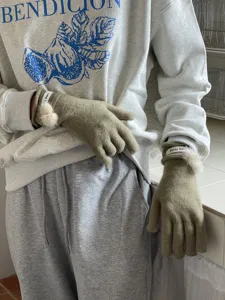 Detailansicht von Damen Winter warmen Strick-Touchscreen-Handschuhen mit Pompon.