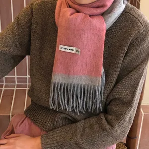 Gemütlicher Rosa-Grau Wollschal mit Fransen für Damen, eleganter und warmer Winter-Accessoire.