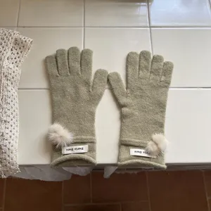 Winter warme Strickhandschuhe für Damen mit süßen Plüsch-Pompons und Rippbündchen.