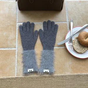 Graue Strickhandschuhe mit plüschigen Bündchen, lange warme Winterhandschuhe Detailansicht.