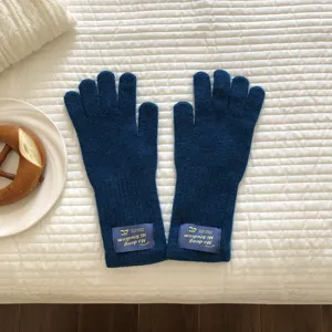Detailansicht der Wollmischung Strickhandschuhe in Dunkelblau, warmer Fünffinger-Stil für Winter.