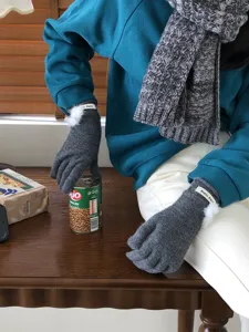 Gemütliche Damen Winter Wollstrickhandschuhe mit süßem weißem Bommel und Touchscreen Funktion.
