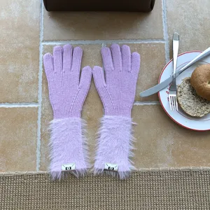 Detailansicht hellvioletter Strickhandschuhe mit flauschigen Bündchen und Touchscreen-Design.