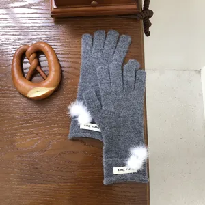 Damen Winter warme graue Strickhandschuhe mit süßen weißen Plüschbällen Touchscreen.