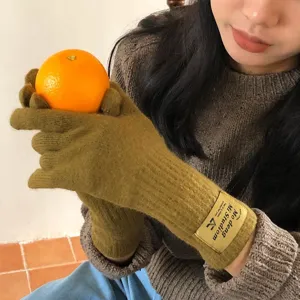 Gemütliche olivgrüne Strickhandschuhe für den Winter, weiche Wollmischung, bequeme Passform.