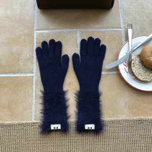 Dunkelblaue lange Strickhandschuhe mit Plüschbündchen, warme und elegante Winteraccessoires.